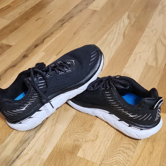 Hoka Ladies Clifton 5 Tennis Shoes - Picture 4 of 7